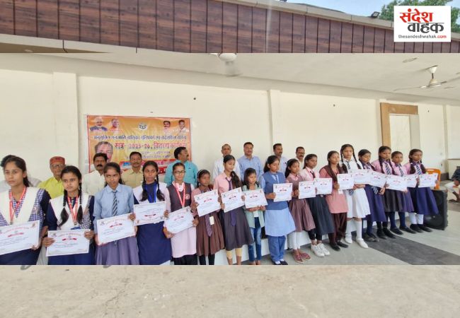 पडरौना: सदर विधायक ने 17 छात्राओं को बांटी साइकिल, बोले- शिक्षित बेटियां ही विकसित भारत का आधार