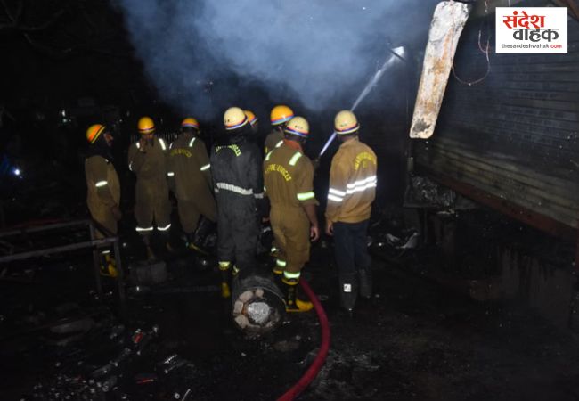Lucknow News: फीनिक्स मॉल के पास सब्जी मंडी में भीषण आग, सिलेंडर ब्लास्ट से दहला इलाका, 26 दुकानें खाक