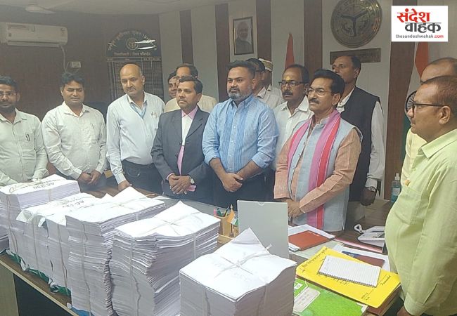 कुशीनगर की नई 'वोटर लिस्ट' तैयार: डीएम महेंद्र सिंह तंवर ने राजनीतिक दलों को सौंपी अंतिम सूची