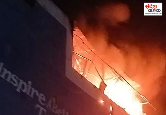 पार्थ रिपब्लिक बिल्डिंग में लगी भीषण आग, दमकल कर्मियों ने सीढ़ी लगाकर बचाई 7 जानें