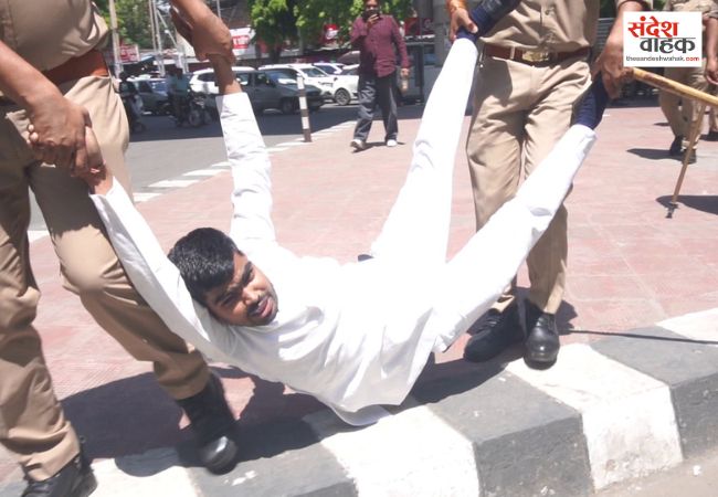प्राइवेट स्कूलों की मनमानी फीस बढ़ोतरी के खिलाफ आप छात्र विंग का हल्ला बोल, पुलिस ने कार्यकर्ताओं लिया हिरासत में
