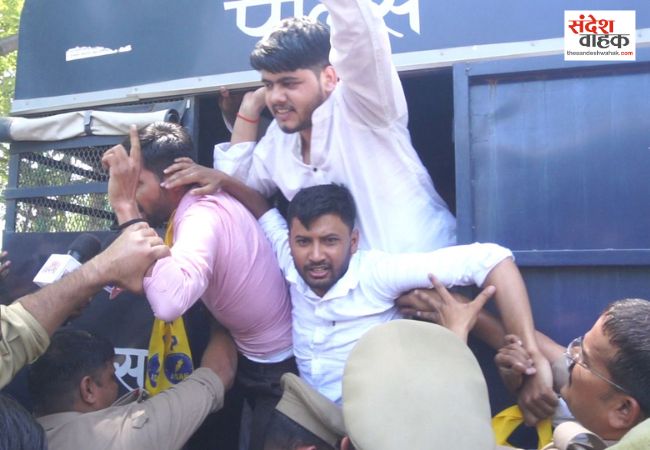 प्राइवेट स्कूलों की मनमानी फीस बढ़ोतरी के खिलाफ आप छात्र विंग का हल्ला बोल, पुलिस ने कार्यकर्ताओं लिया हिरासत में