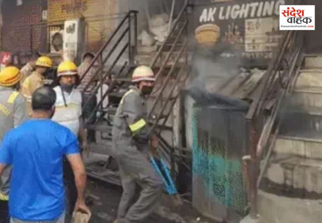 लखनऊ के नाका बाजार में इलेक्ट्रॉनिक गोदामों में भीषण आग, कड़ी मशक्कत के बाद दमकलकर्मियों ने पाया काबू