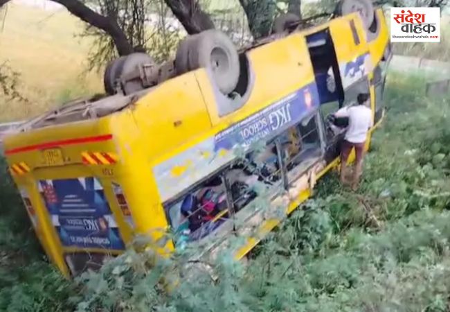 मेरठ में 48 बच्चों से भरी स्कूल बस अनियंत्रित होकर पलटी, पेड़ ने बचा ली मासूमों की जान