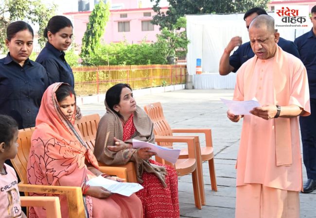 जनता दर्शन में सीएम योगी बोले- इलाज के लिए धन की कमी नहीं होने देंगे, जरूरतमंदों को आवास का भी दिया भरोसा