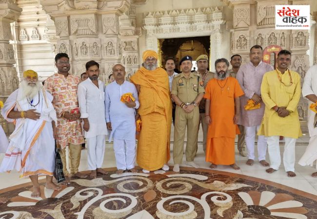 अयोध्या में हनुमान जयंती पर मंदिर के शिखर पर फहराई गई 75 फीट ऊंची धर्म ध्वजा