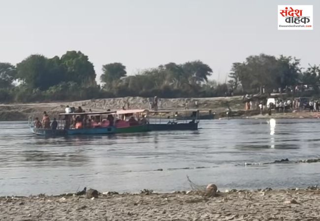 Mathura News: यमुना नदी में 30 श्रद्धालुओं से भरा स्टीमर पलटा, कई लोग लापता