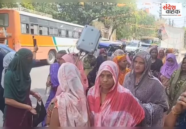 Hamirpur News: स्मार्ट मीटर के विरोध में सड़क पर उतरे उपभोक्ता, तहसील में जमकर हंगामा
