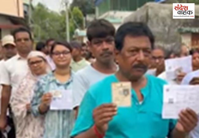 कड़ी सुरक्षा के बीच पश्चिम बंगाल और तमिलनाडु में वोटिंग जारी, बूथों पर मतदाताओं की उमड़ी भीड़