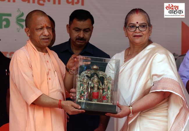 जनता ने राजनीतिक कचरा हटाया तो 9 वर्षों में स्वच्छ हुआ उत्तर प्रदेश, सीएम योगी ने दी 250 ई-वाहनों की सौगात