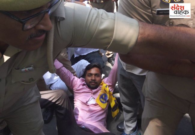 प्राइवेट स्कूलों की मनमानी फीस बढ़ोतरी के खिलाफ आप छात्र विंग का हल्ला बोल, पुलिस ने कार्यकर्ताओं लिया हिरासत में
