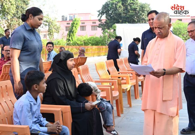 जनता दर्शन में सीएम योगी बोले- इलाज के लिए धन की कमी नहीं होने देंगे, जरूरतमंदों को आवास का भी दिया भरोसा