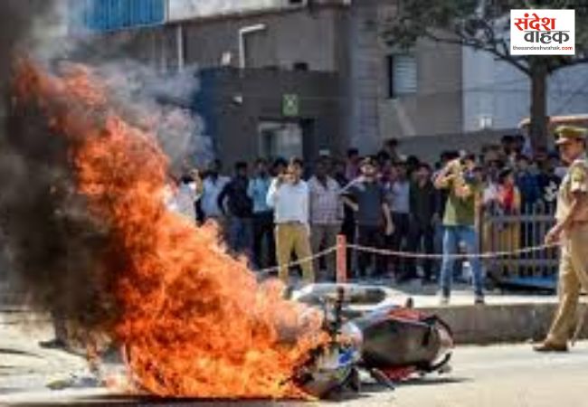 नोएडा में मजदूरों के हिंसक प्रदर्शन के बाद एक्शन शुरू, 300 लोग गिरफ्तार