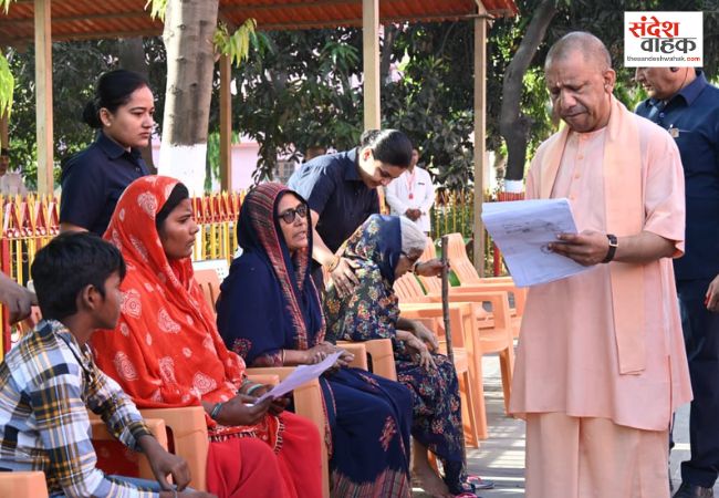 जनता दर्शन में सीएम योगी बोले- इलाज के लिए धन की कमी नहीं होने देंगे, जरूरतमंदों को आवास का भी दिया भरोसा
