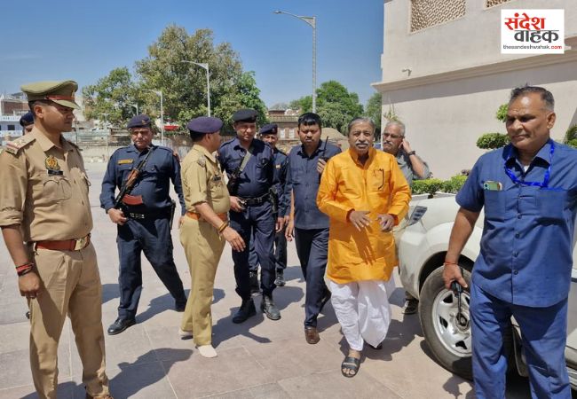 अयोध्या में हनुमान जयंती पर मंदिर के शिखर पर फहराई गई 75 फीट ऊंची धर्म ध्वजा