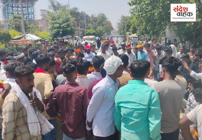 Lucknow News: महाराजा कंसा पासी की पुत्री मलीहा पासी का बोर्ड चोरी, धरने पर बैठा समाज