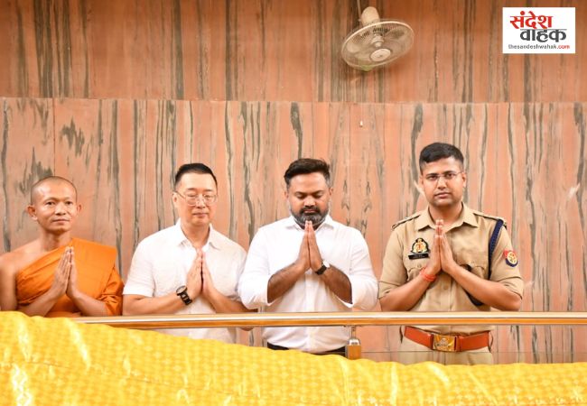 Kushinagar News: सिंगापुर के उच्चायुक्त साइमन वोंग ने महापरिनिर्वाण बुद्ध मंदिर में की बुद्ध वंदना