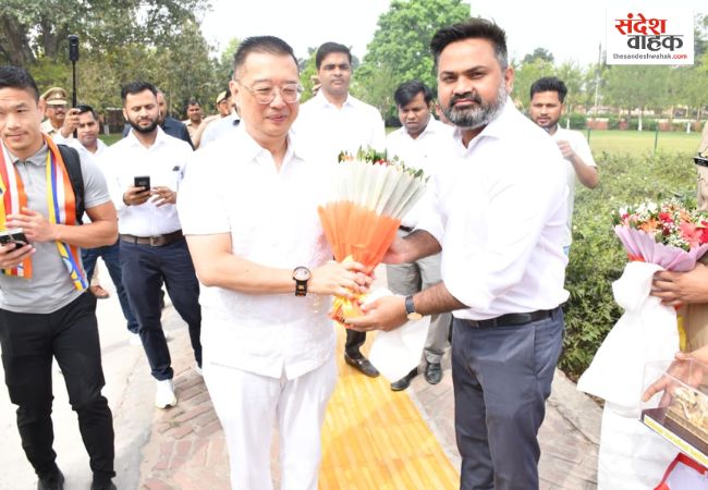 Kushinagar News: सिंगापुर के उच्चायुक्त साइमन वोंग ने महापरिनिर्वाण बुद्ध मंदिर में की बुद्ध वंदना