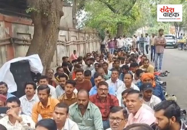 'इतनी शक्ति हमें देना दाता...’ बिजली मुख्यालय पर संविदा कर्मियों ने हाथ जोड़कर मांगा अपना हक