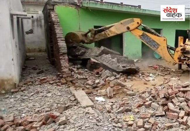 Sambhal News: खेल के मैदान पर बनी 35 फीट ऊंची मीनार जमींदोज, डीएम-एसपी की मौजूदगी में चला अभियान