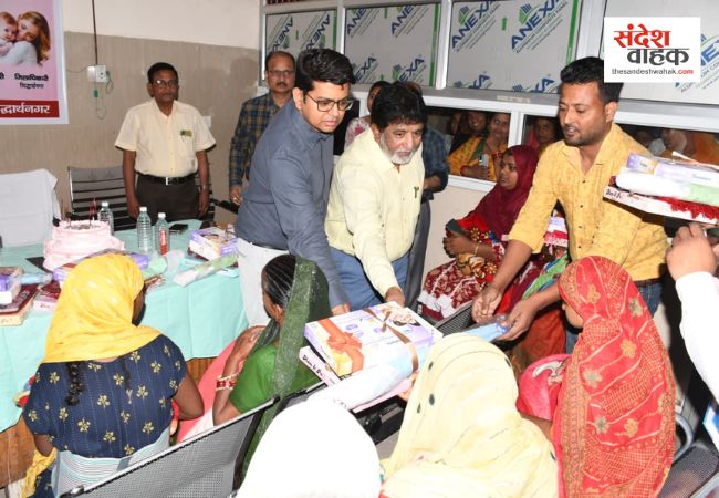 सिद्धार्थनगर: मेडिकल कॉलेज में गूंजी किलकारियां, DM ने केक काटकर मनाया कन्या जन्मोत्सव