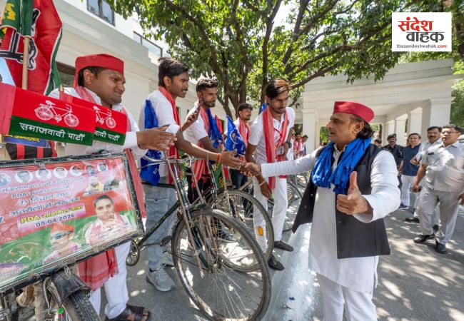 सीतापुर से लखनऊ तक 'साइकिल' का दम, अखिलेश यादव से मिले दो दर्जन जांबाज