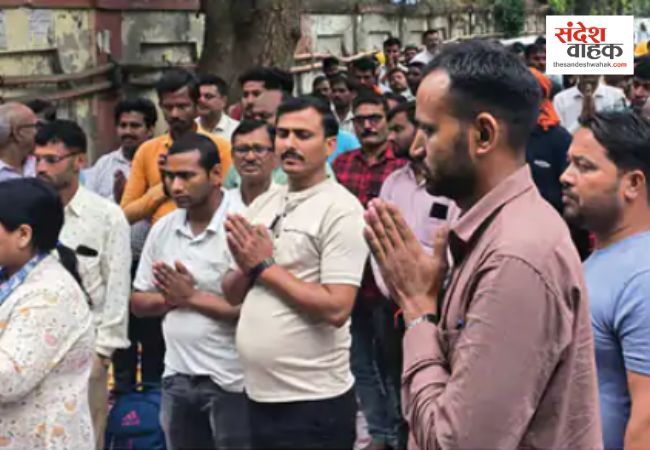 'इतनी शक्ति हमें देना दाता...’ बिजली मुख्यालय पर संविदा कर्मियों ने हाथ जोड़कर मांगा अपना हक