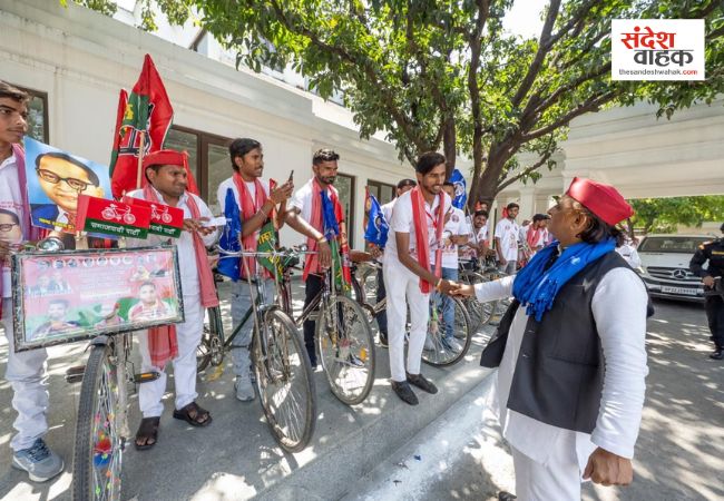 सीतापुर से लखनऊ तक 'साइकिल' का दम, अखिलेश यादव से मिले दो दर्जन जांबाज