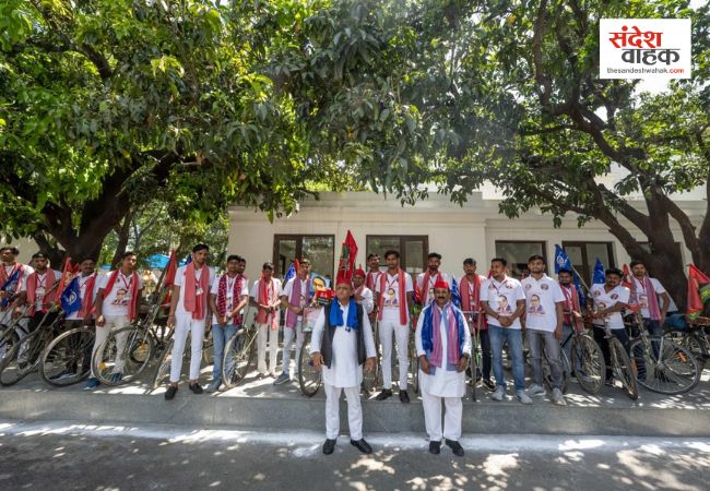 सीतापुर से लखनऊ तक 'साइकिल' का दम, अखिलेश यादव से मिले दो दर्जन जांबाज