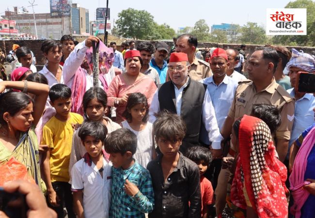 Lucknow News: अग्निकांड पीड़ितों के बीच पहुंचे सपा नेता, सरकार पर लगाए ये गंभीर आरोप