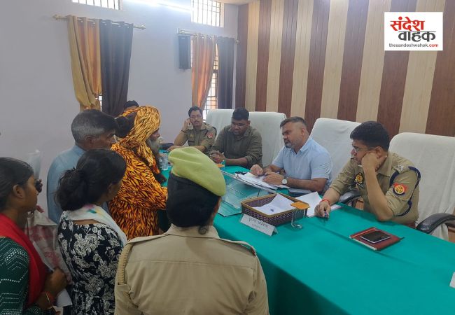 Kushinagar News: समाधान दिवस पर DM ने लंबित 58 केसों के लिए दिया अल्टीमेटम