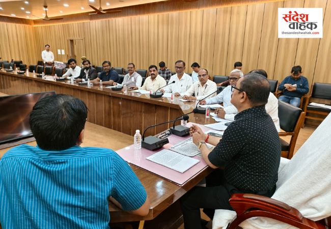 Bareilly News: मतदाता सूची का अंतिम प्रकाशन संपन्न, राजनैतिक दलों को सौंपी गई लिस्ट