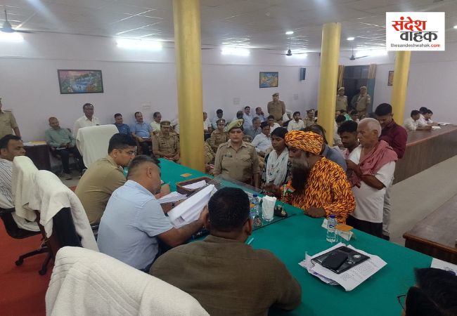 Kushinagar News: समाधान दिवस पर DM ने लंबित 58 केसों के लिए दिया अल्टीमेटम