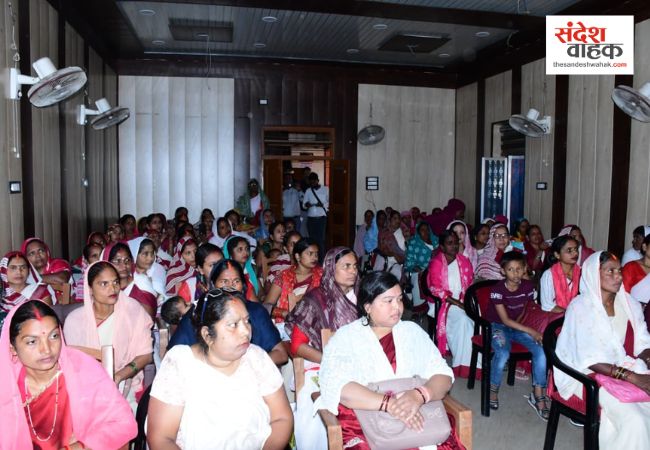 Siddharthnagar News: जिलाधिकारी शिवशरणप्पा जी.एन. बोले- स्वास्थ्य व्यवस्था की रीढ़ हैं आशा कार्यकर्ता