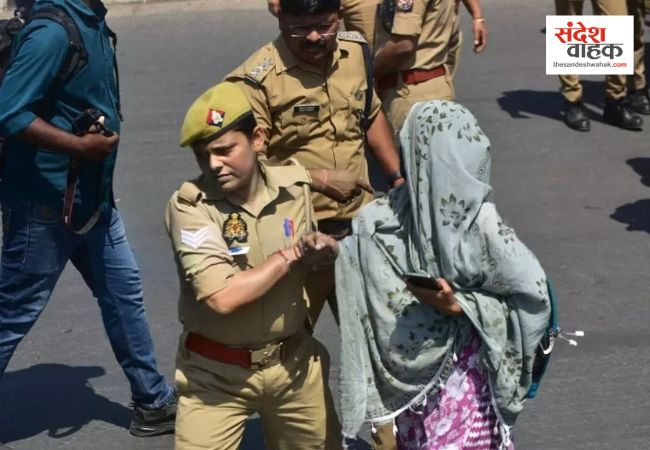 Lucknow News: वेतन कटौती और देरी से भड़के 'CM हेल्पलाइन' कर्मी, सैकड़ों कर्मचारियों का सड़क पर प्रदर्शन