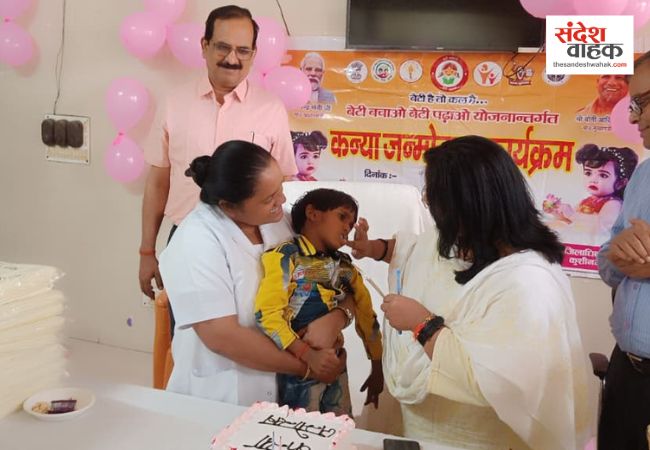 कुशीनगर: संयुक्त जिला चिकित्सालय में गूंजी किलकारियां, CDO वंदिता श्रीवास्तव ने माताओं को किया सम्मानित