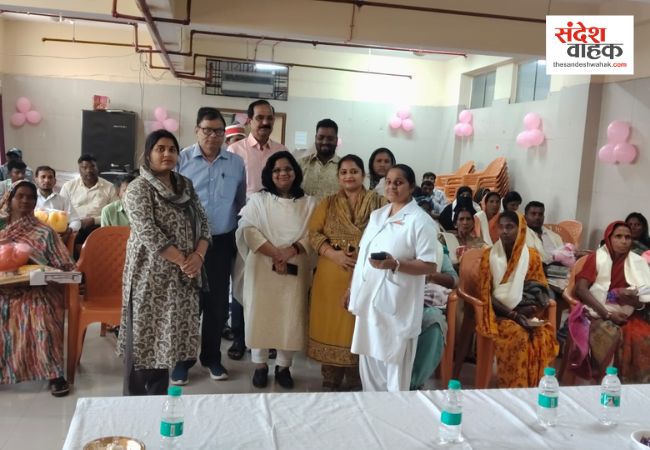 कुशीनगर: संयुक्त जिला चिकित्सालय में गूंजी किलकारियां, CDO वंदिता श्रीवास्तव ने माताओं को किया सम्मानित