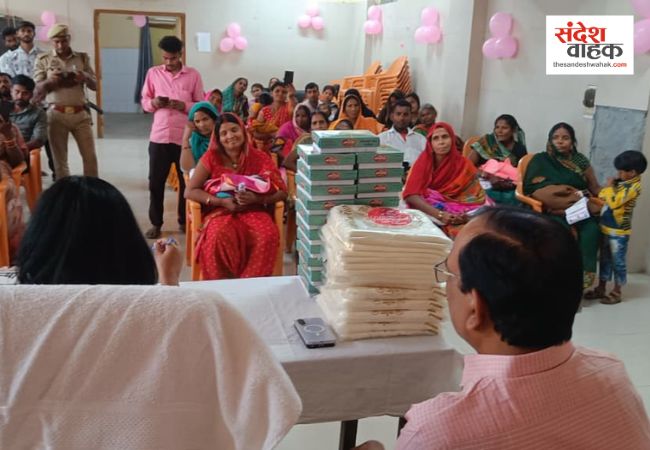 कुशीनगर: संयुक्त जिला चिकित्सालय में गूंजी किलकारियां, CDO वंदिता श्रीवास्तव ने माताओं को किया सम्मानित