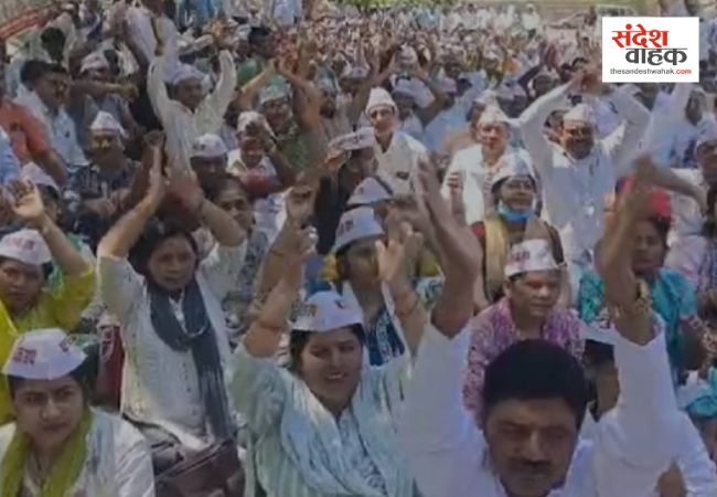 राजधानी लखनऊ के ईको गार्डन धरना स्थल पर सोमवार को उत्तर प्रदेश के माध्यमिक शिक्षकों ने अपनी सेवा सुरक्षा और अधिकारों की रक्षा के लिए जोरदार शक्ति प्रदर्शन