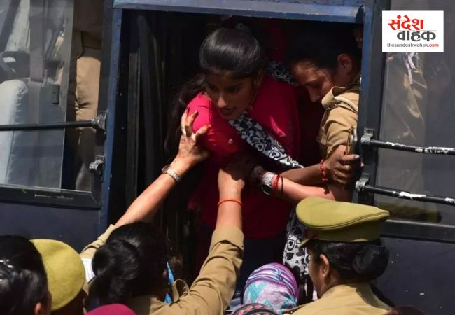 Lucknow News: वेतन कटौती और देरी से भड़के 'CM हेल्पलाइन' कर्मी, सैकड़ों कर्मचारियों का सड़क पर प्रदर्शन