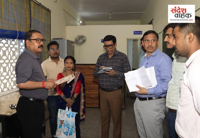 Bareilly News: जिला पूर्ति कार्यालय में अचानक पहुंचे जिलाधिकारी
