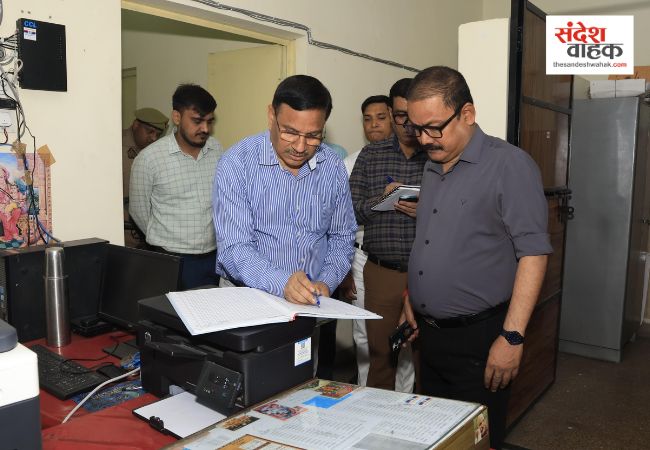 Bareilly News: जिला पूर्ति कार्यालय में अचानक पहुंचे जिलाधिकारी