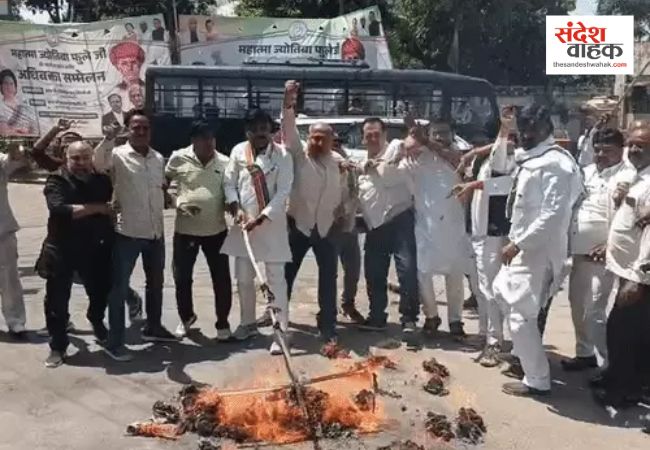 Lucknow News: कांग्रेस ने फूंका असम के सीएम हिमंता बिस्वा सरमा का पुतला, अभद्र भाषा पर घेरा