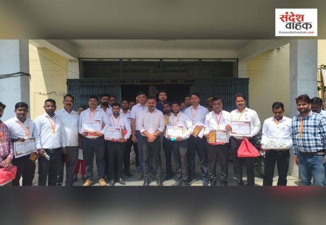 कुशीनगर: DM ने परखी EVM की सुरक्षा, बेहतरीन काम करने वाले निर्वाचन कर्मियों को किया सम्मानित