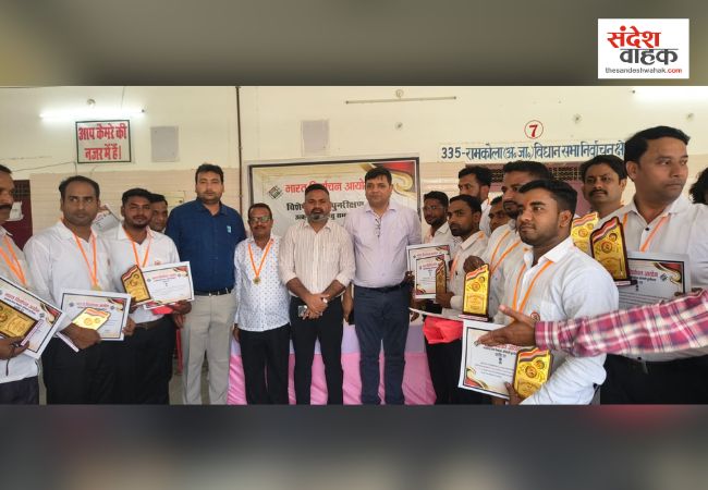 कुशीनगर: DM ने परखी EVM की सुरक्षा, बेहतरीन काम करने वाले निर्वाचन कर्मियों को किया सम्मानित