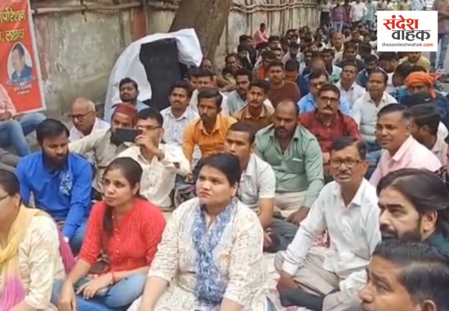 'इतनी शक्ति हमें देना दाता...’ बिजली मुख्यालय पर संविदा कर्मियों ने हाथ जोड़कर मांगा अपना हक