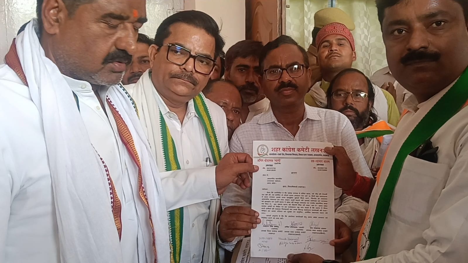 महोबा गैंगरेप कांड के विरोध में कांग्रेस का प्रदर्शन, राज्यपाल के नाम सौंपा ज्ञापन