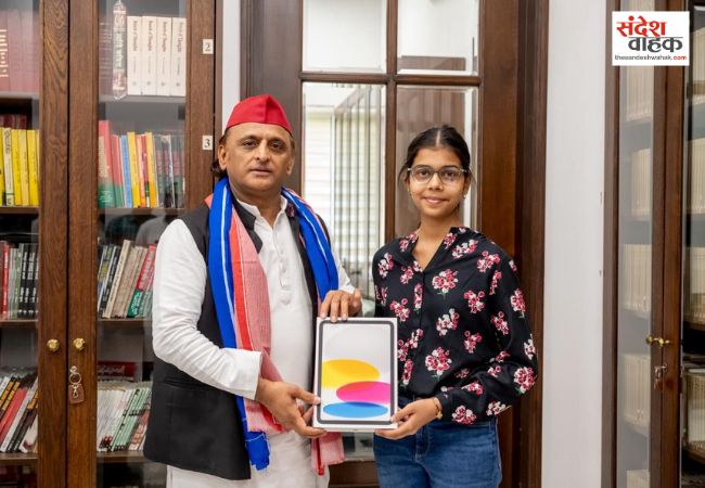 अखिलेश यादव ने गोरखपुर के मेधावियों को सराहा, अक्षिता, अनुज और अनमोल को लैपटॉप और आईपैड देकर किया सम्मानित