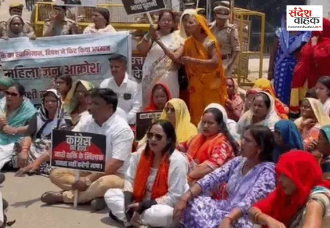 लखनऊ में सपा सांसद के आवास पर राजेश्वर सिंह के समर्थकों का प्रदर्शन