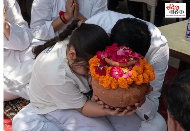 प्रतीक यादव की अस्थियां गंगा में विसर्जित, बाबा रामदेव भी रहे मौजूद